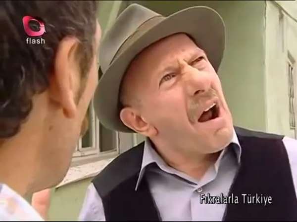Temel doktora gitmiş: — Doktor bey, karım geceleri uykusunda konuşuyor!