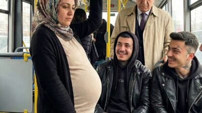 İstanbul – Yağmurlu ve yorucu bir öğle vakti, tıklım tıklım dolu