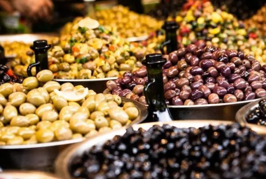 Kahvaltı sofralarının vazgeçilmezi, Akdeniz mutfağının kalbi zeytin; zengin yağ asitleri