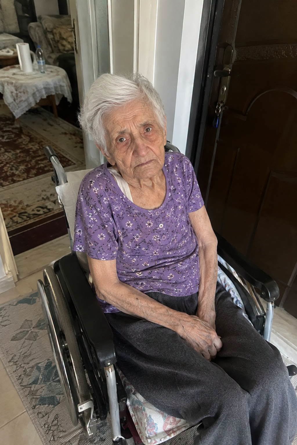 “Anne…” diye fısıldadı oğlum. “Sen… bunu gerçekten yaptın mı?” Gözlerimi